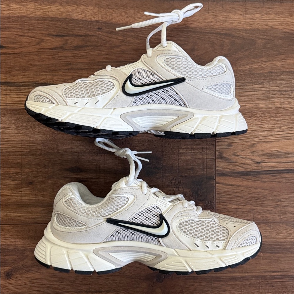 Women’s Nike White and Black Athletic Sneakers sz: 8 - Picture 2 of 5